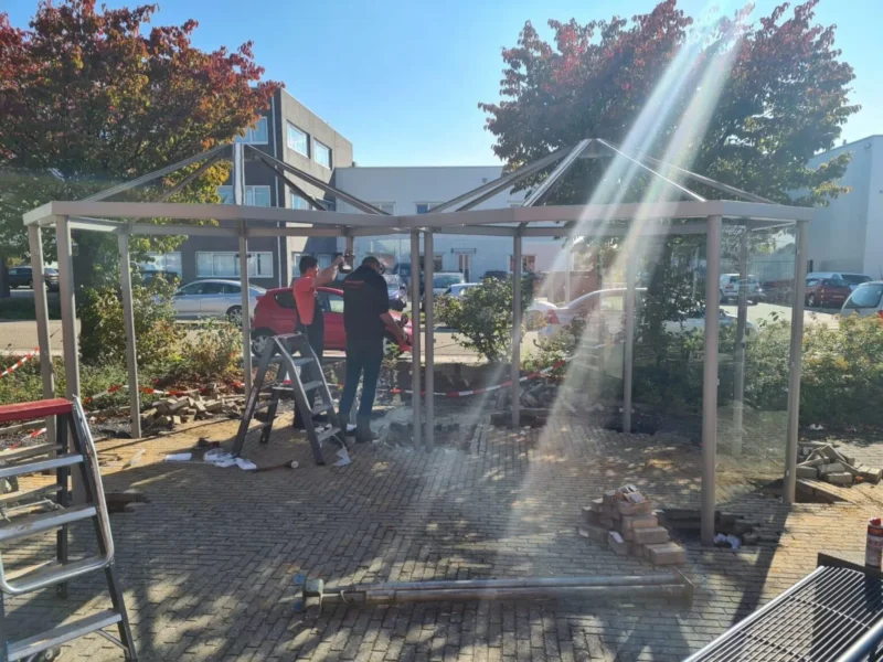 Montage van rokersoverkapping Paris op locatie