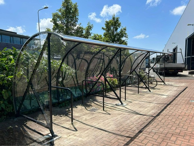 Fietsoverkapping kopen? Bij SKWshop bent u aan het juiste adres. 1 PHOTO 2025 04 09 11 46 22 1
