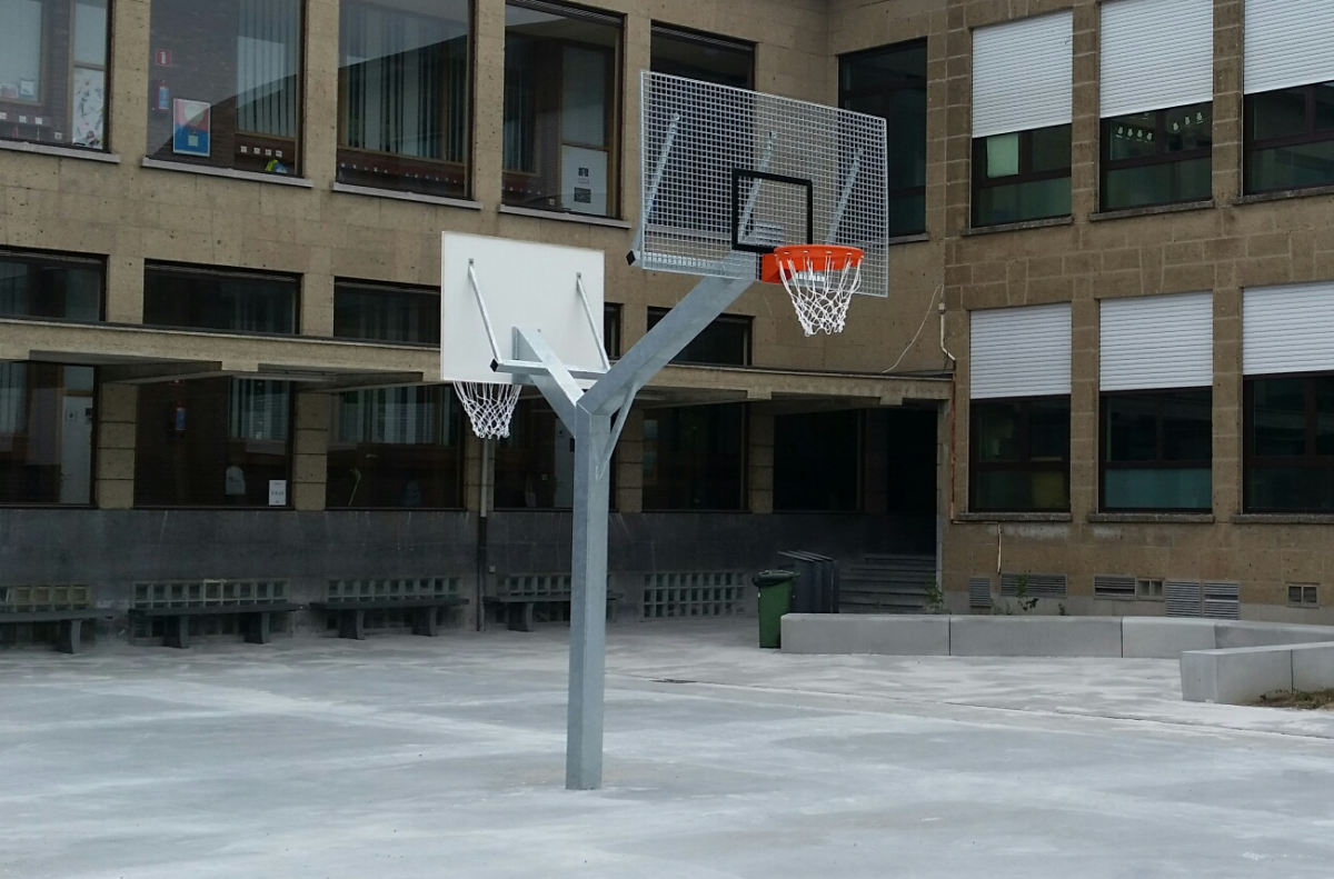 Basketbal op schoolplein of speelplein: afmetingen, basketbalpalen en inrichting 8 Dubbele basketbalpaal met twee basketbalborden voor buitengebruik