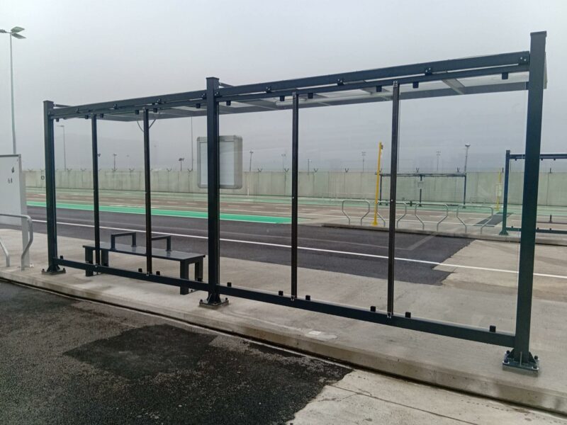 Busabri in Brussel met achterwand van slagvast polycarbonaat