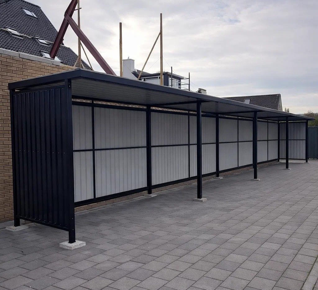 Wat kost een fietsoverkapping? Alle kosten uitgelegd 5 fietsoverkapping model Leipzig lengte 16 meter op bedrijfsterrein