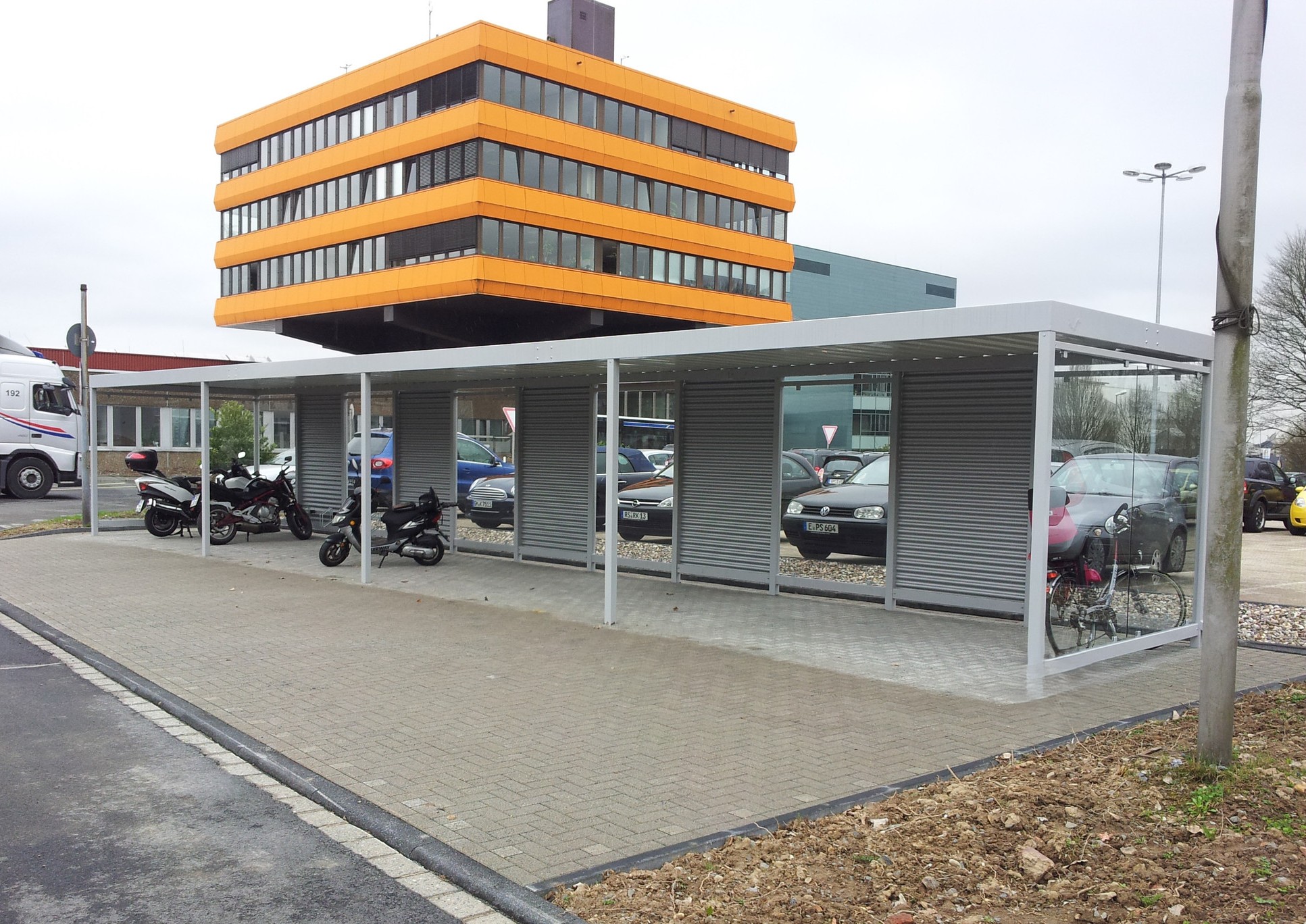 Ontdek de duurzame fietsenstallingen van SKWshop 8 fietsoverkapping model manheim