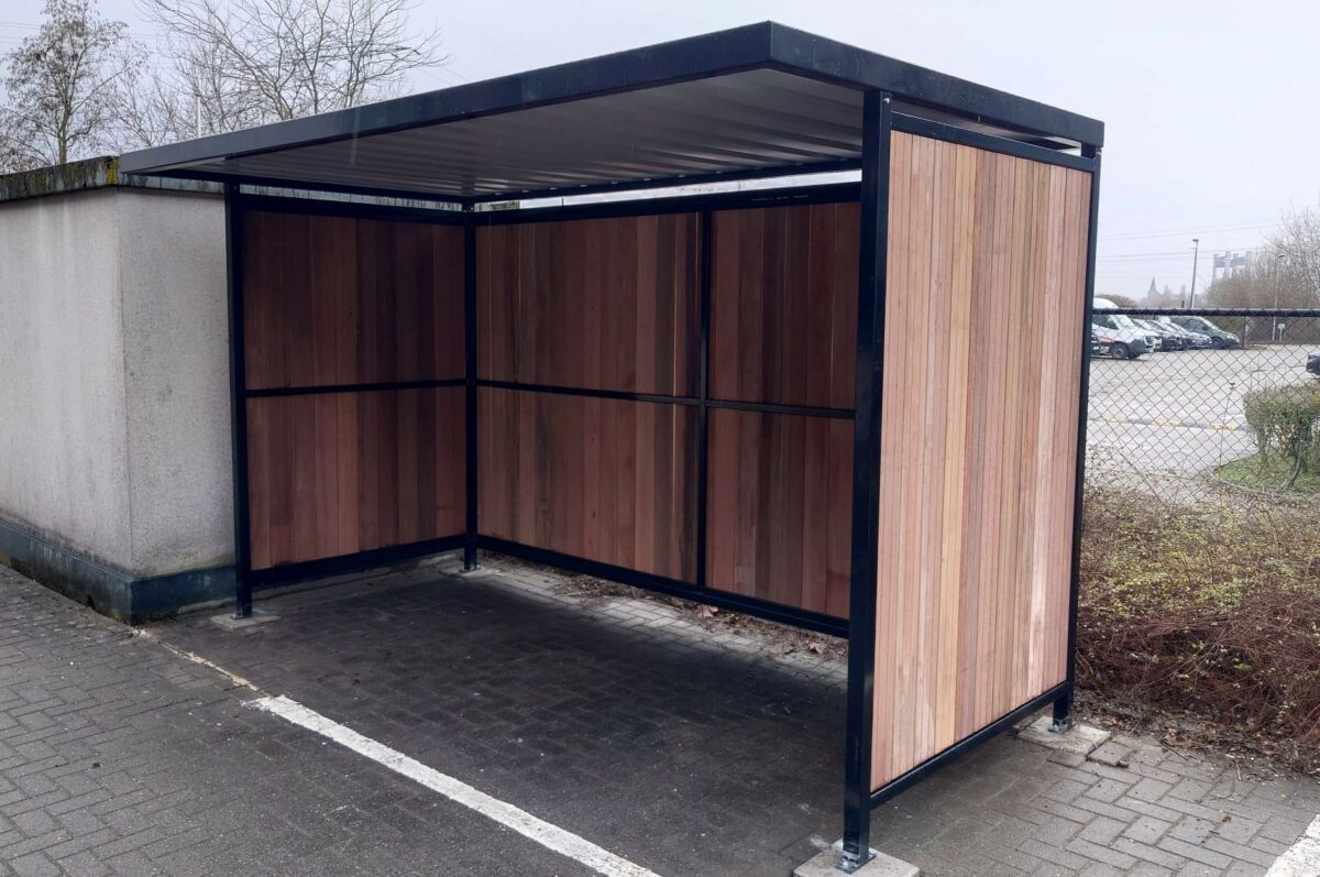Welke wand kies je voor een fietsenstalling? Hout, glas, staal of polycarbonaat 2 Fietsoverkapping van hout en staal 4 meter