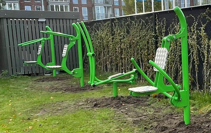 Buitenfitness; toegankelijk voor iedereen 2 fitness toestellen buiten 1 Eigen gekozen formaat 1
