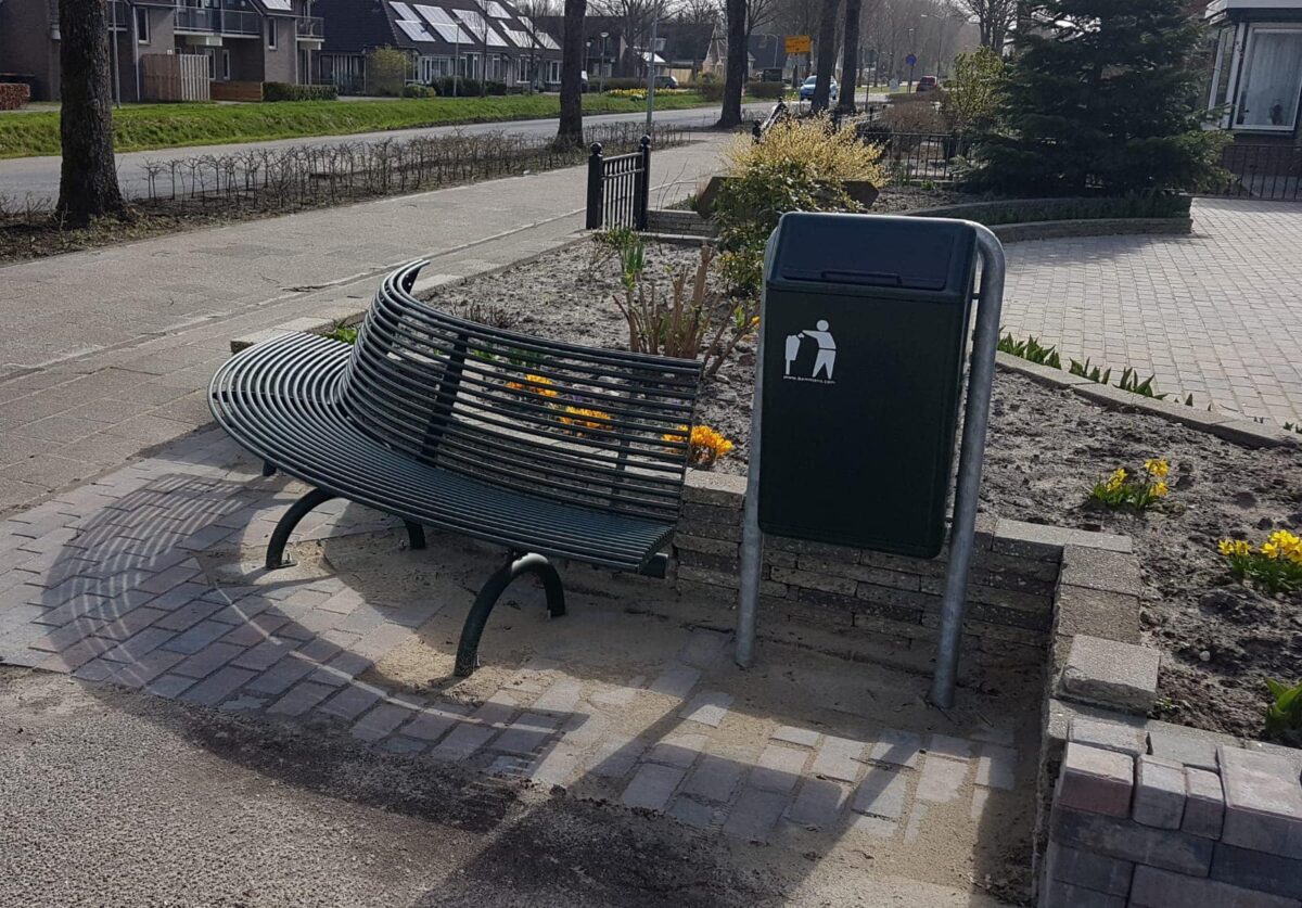 Hout, staal of gerecycled kunststof: welke materiaalkeuze biedt de laagste TCO voor parkmeubilair? 3 Stalen parkbank in openbare ruimte, toegepast in een landelijke omgeving met intensief gebrui