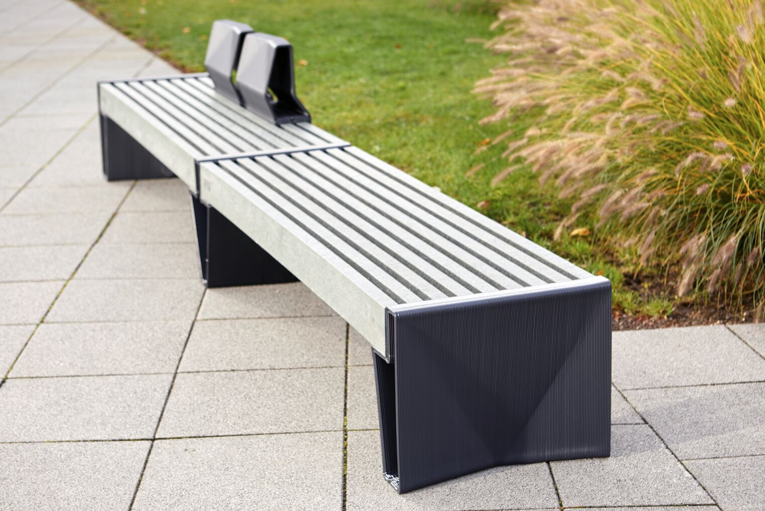 Nieuw! Parkbank model Prisma: 3 kunststof parkbank