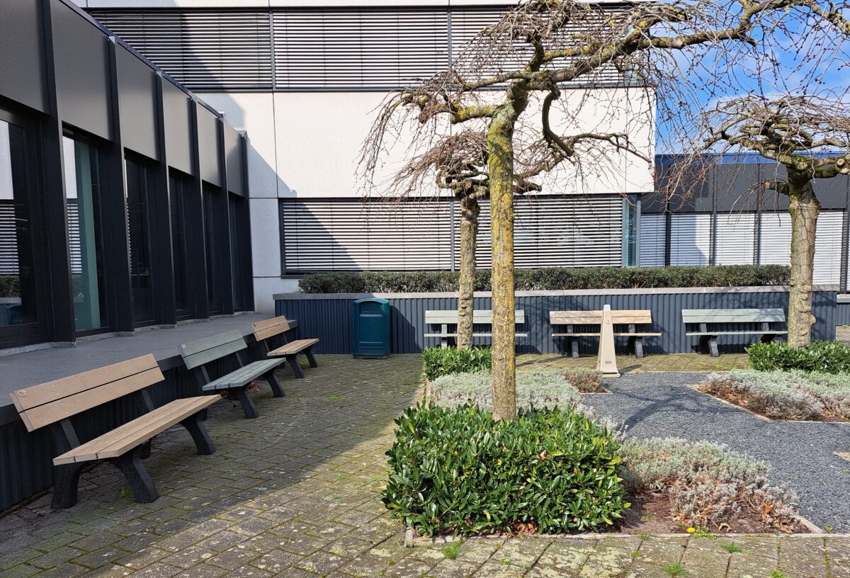 Hout, staal of gerecycled kunststof: welke materiaalkeuze biedt de laagste TCO voor parkmeubilair? 4 Gerecycled kunststof parkbank op schoolplein, onderhoudsarm en graffittiproof