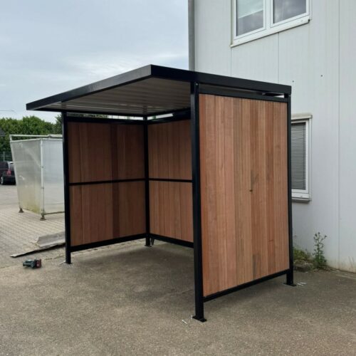 Fietsoverkapping Nordic – Met FSC-Hardhout 23 Fietsoverkapping Nordic met FSC-hardhouten wanden en zwart gepoedercoat stalen frame.