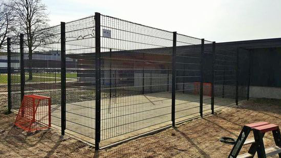 Wat is een pannakooi? Afmetingen, geluidsnormen en aandachtspunten 3 Kleine pannakooi met netoverdekking