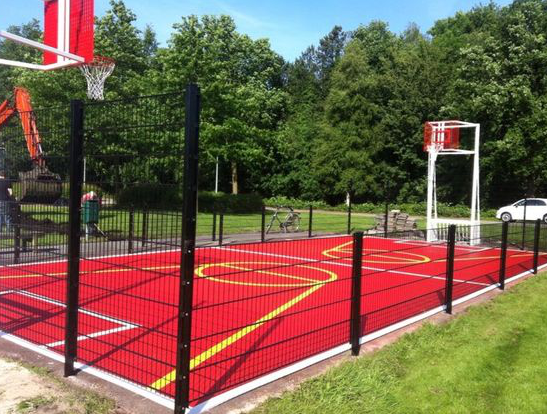Waarom wij voor veel pannakooien nog steeds gewone betontegels adviseren 3 Pannakooi met basketbal in Slochteren geplaatst op een asfaltvloer met coating
