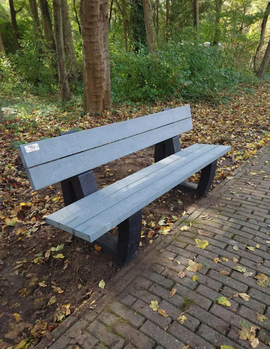 Parkbanken en picknicksets voor de toekomst. 1 parkbank Bonn 2
