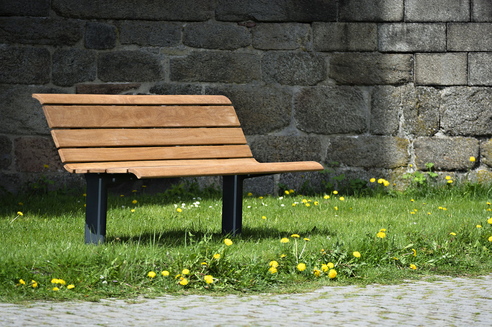 Hout, staal of gerecycled kunststof: welke materiaalkeuze biedt de laagste TCO voor parkmeubilair? 7 parkbank met rugleuning Nisha