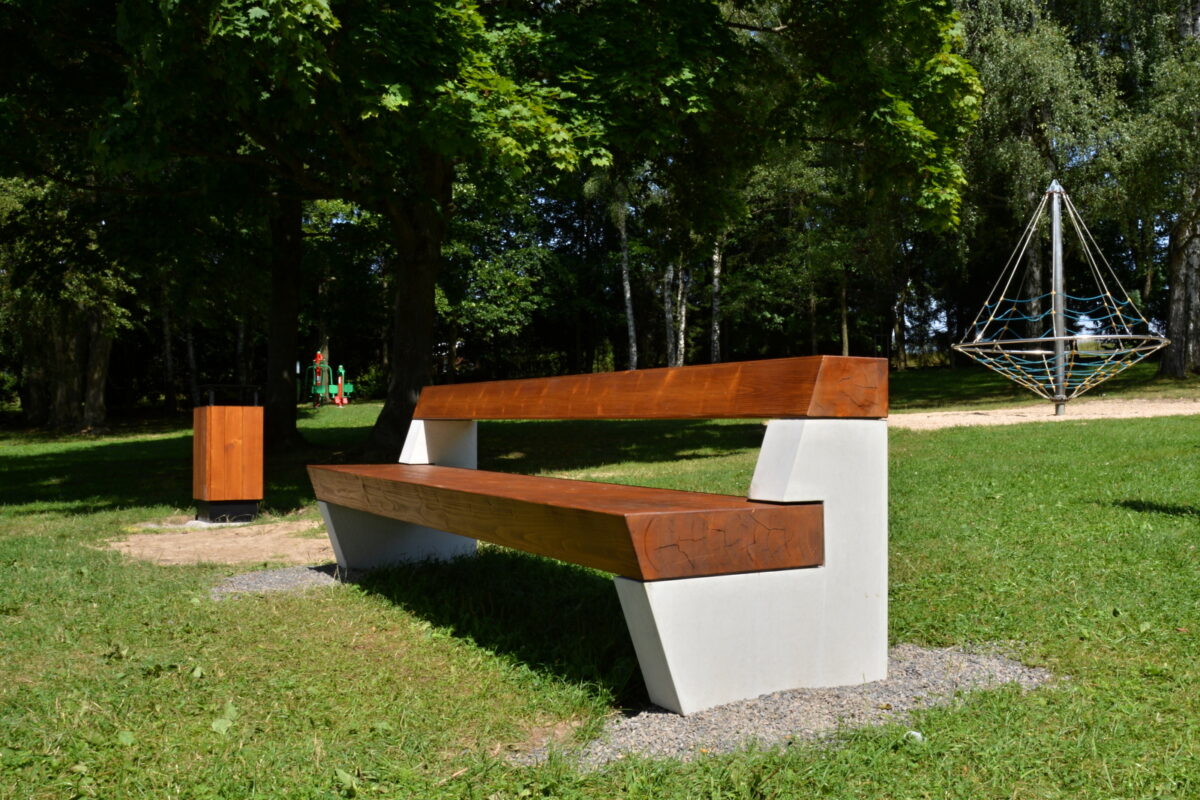 Hout, staal of gerecycled kunststof: welke materiaalkeuze biedt de laagste TCO voor parkmeubilair? 8 parkbanken model Robusta