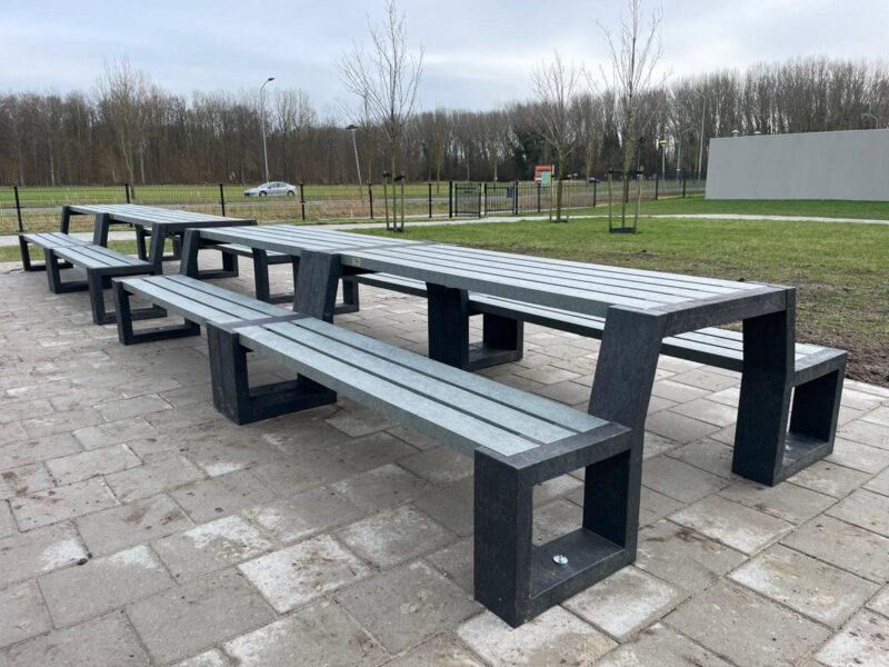 Meerdere kunststof picknicksets op recreatiepark.