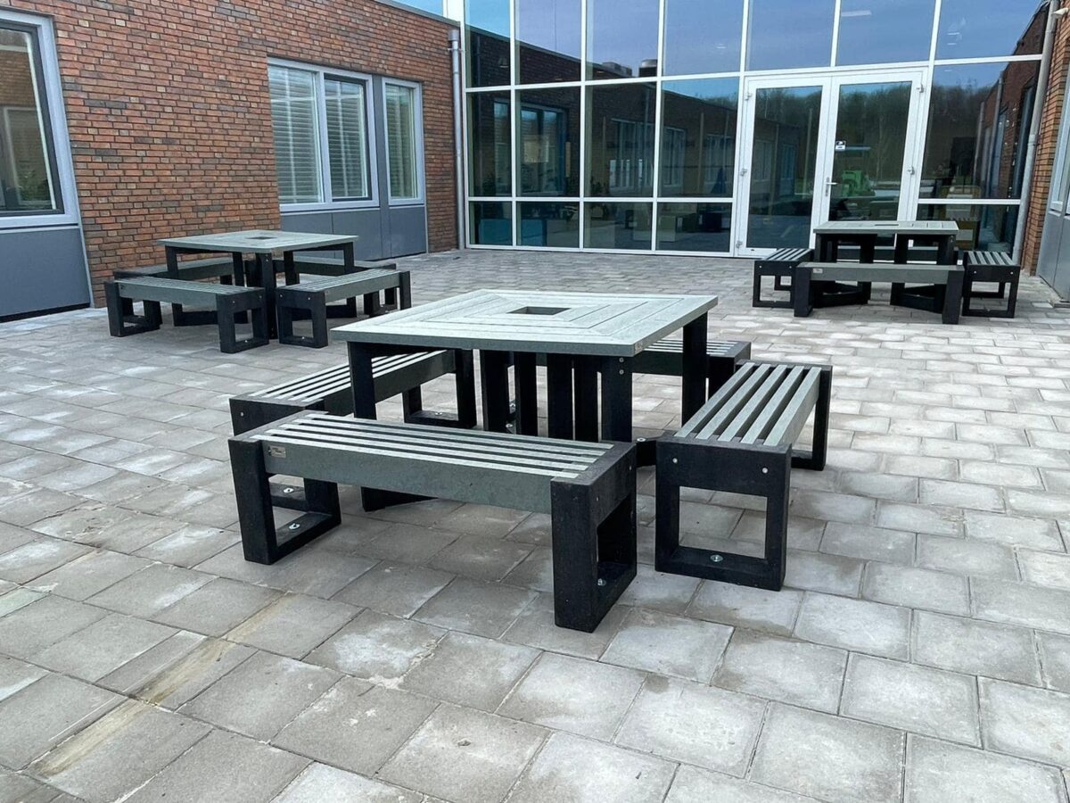 Brandveilige bankjes en parkbanken bij woongebouwen: wat zegt het Bbl? 7 Kunststof picknicksets op schoolplein model Canvas