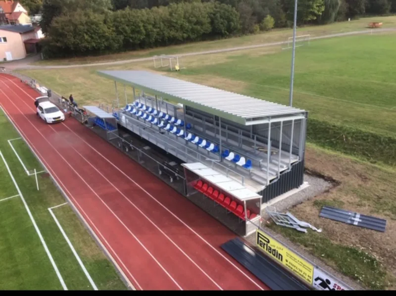 Montage van een grote tribune bij een atletiekvereniging in Roosendaal