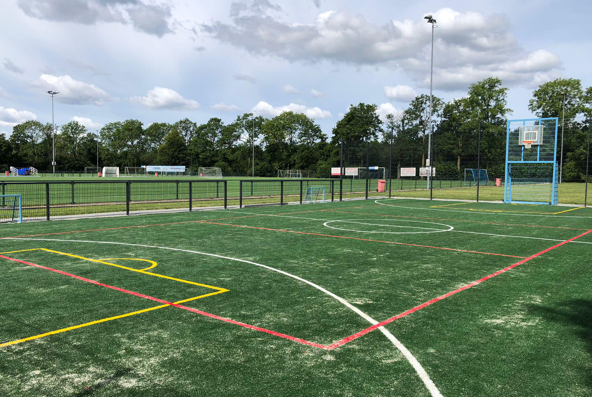 voetbalkooi kopen? 4 voetbalkooi met kunstgras basketbal Eigen gekozen formaat 0