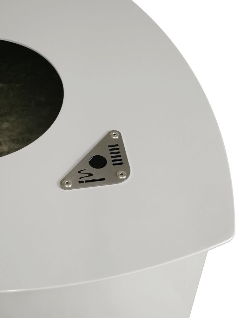 Buiten Afvalbak Forte 110L 4 Buiten afvalbak Forte 110 liter voor openbare ruimte, thermisch verzinkt en gepoedercoat staal, met afsluitbare deur en grote inwerpopening en asbak