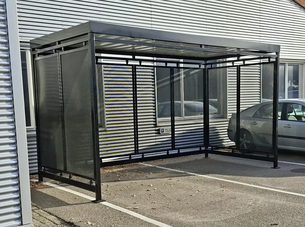 Veiligheid en design bij moderne fietsoverkappingen en rookoverkappingen 4 moderne rookoverkapping ral 9005 in Ede lengte 4 meter