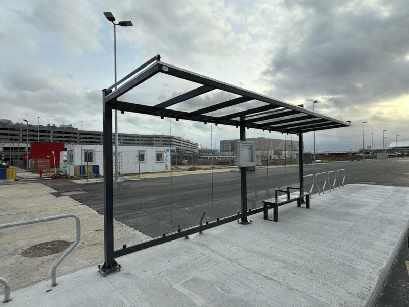 Moderne bushalte van glas en staal