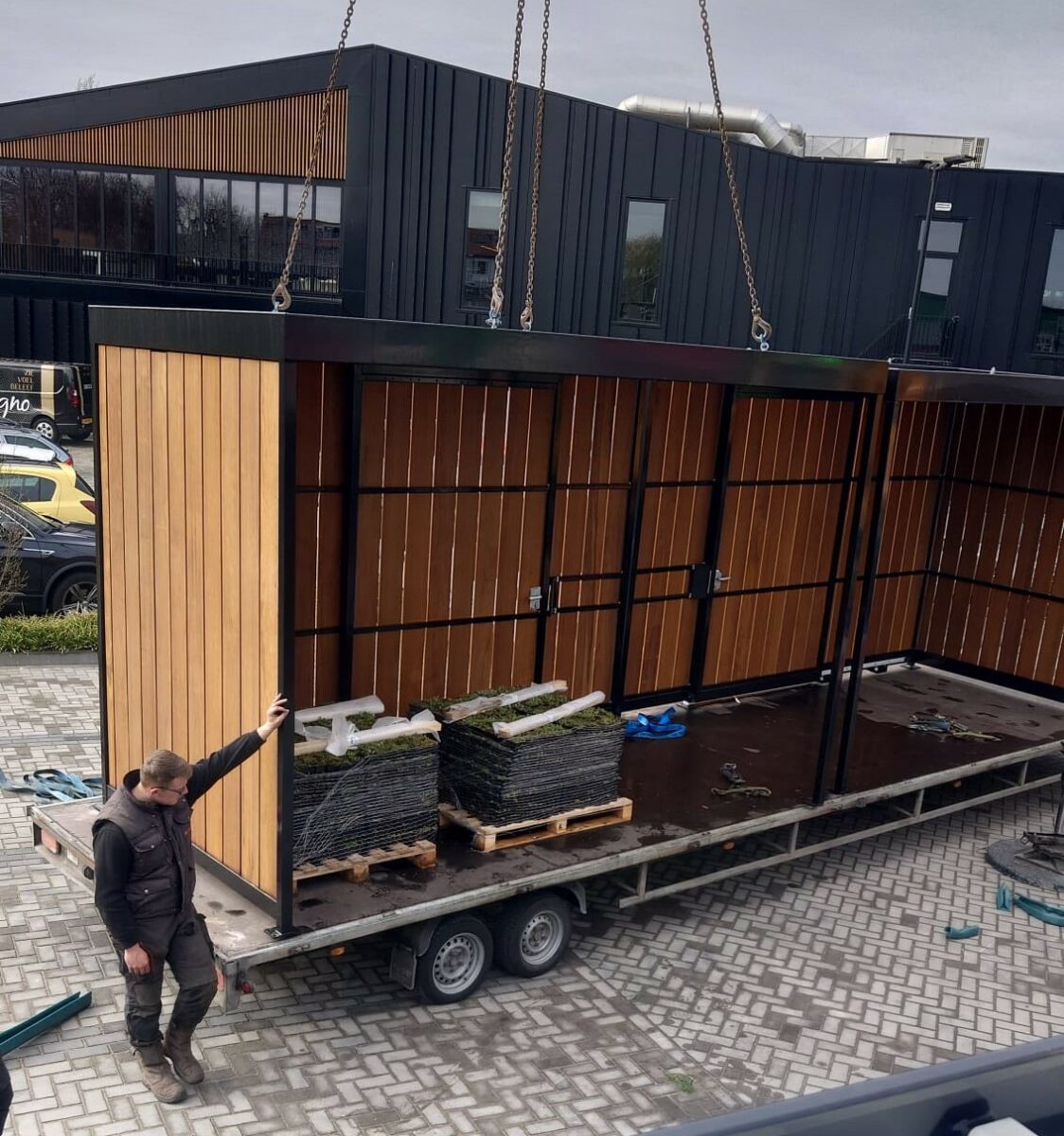 Veiligheid en design bij moderne fietsoverkappingen en rookoverkappingen 2 Fietsoverkapping het wanden van hard hout