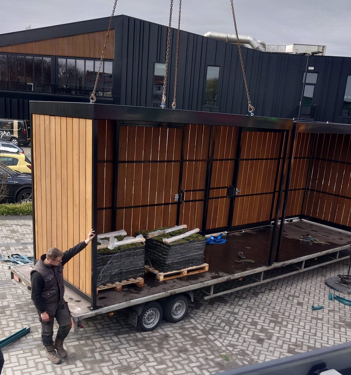 Afsluitbare fietsoverkapping model Timber geplaatst in Westzaan bij Decolegno 3 lossen prefabdelen afskuitbare fietsoverkapping moel Timber