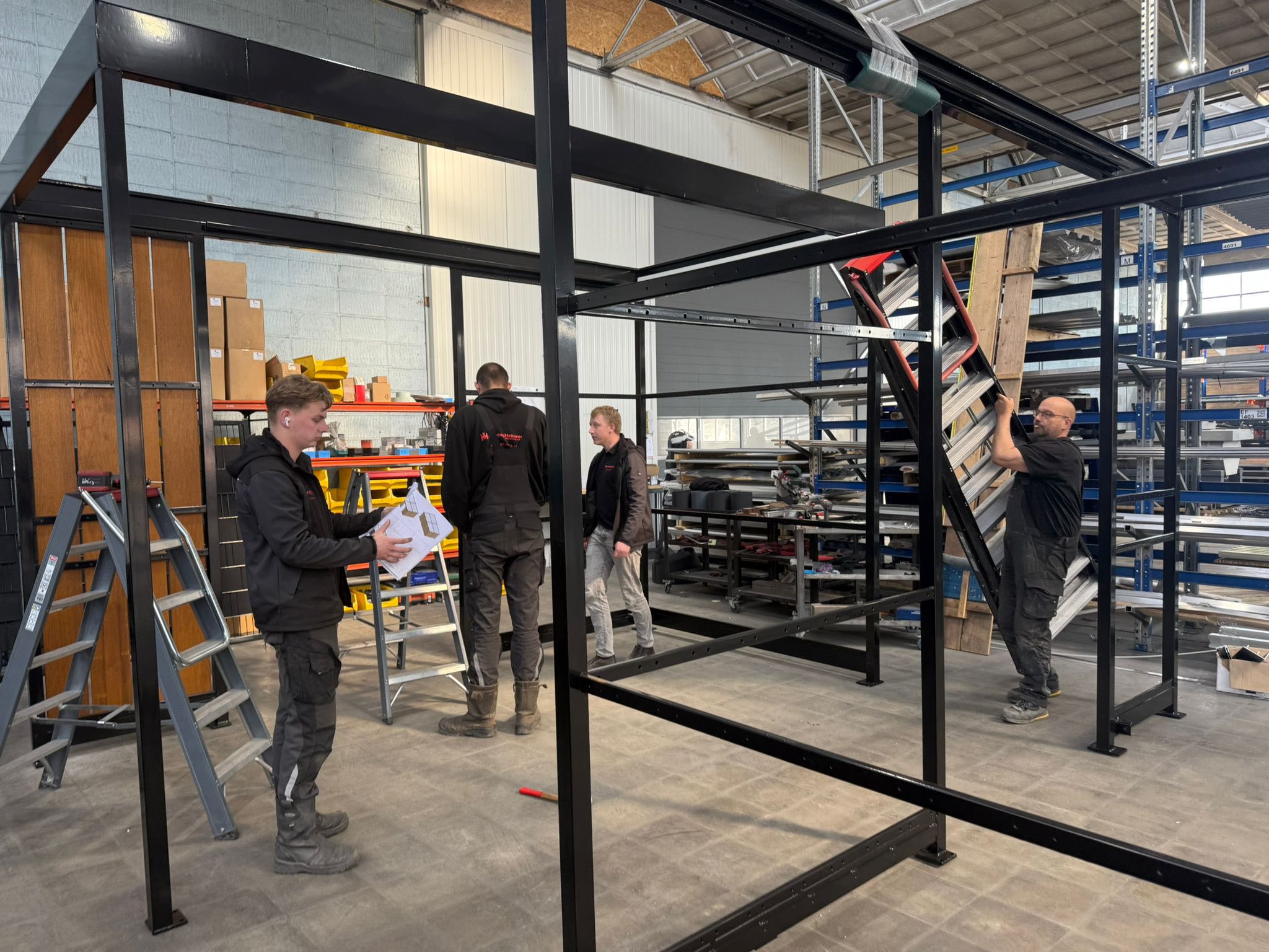 Afsluitbare fietsoverkapping model Timber geplaatst in Westzaan bij Decolegno 2 Produceren overkapping Timber met sedumdak