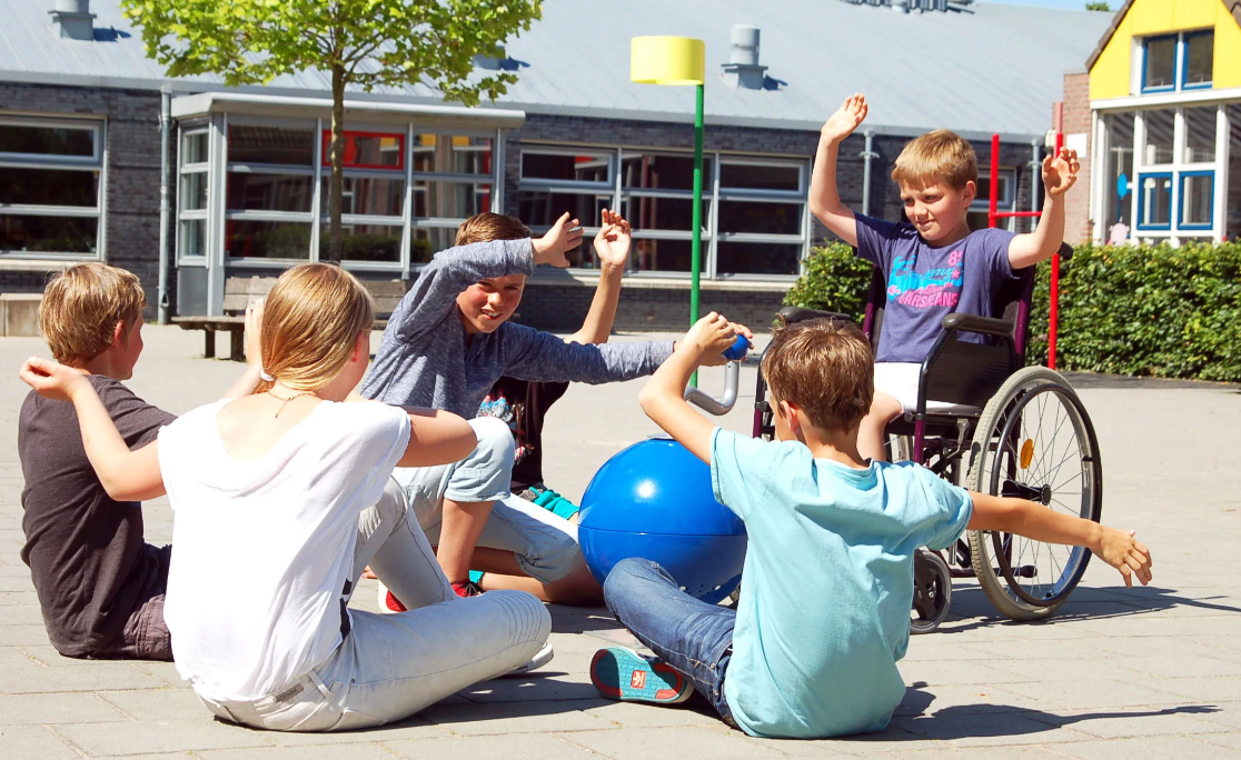 Buiten fitness toestellen voor kinderen en schoolpleinen | SKWshop 3 Muziekbal die muziek afspeelt doormiddel van beweging