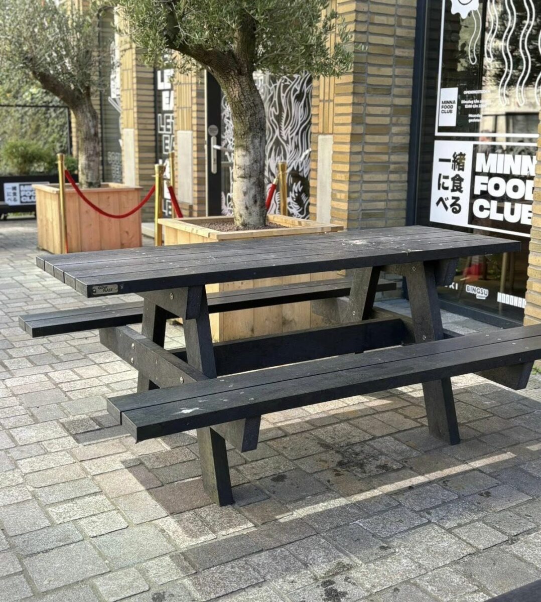 Govaplast kunststof picknicktafels Oslo Groningen 2 Govaplast kunststof picknicktafel Oslo geplaatst bij Foodclub Minna aan de Nieuwe Markt in Groningen