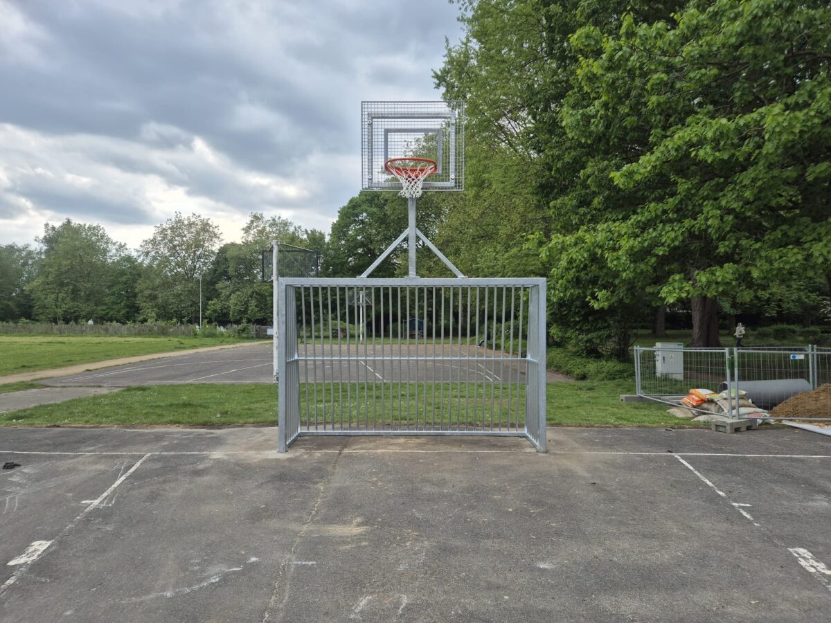 Antivandalisme voetbaldoel met basketbal geplaatst in Edegem 2 Nederlands fabricaat voetbaldoel basketbalcombinatie voor schoolplein in Edegem België