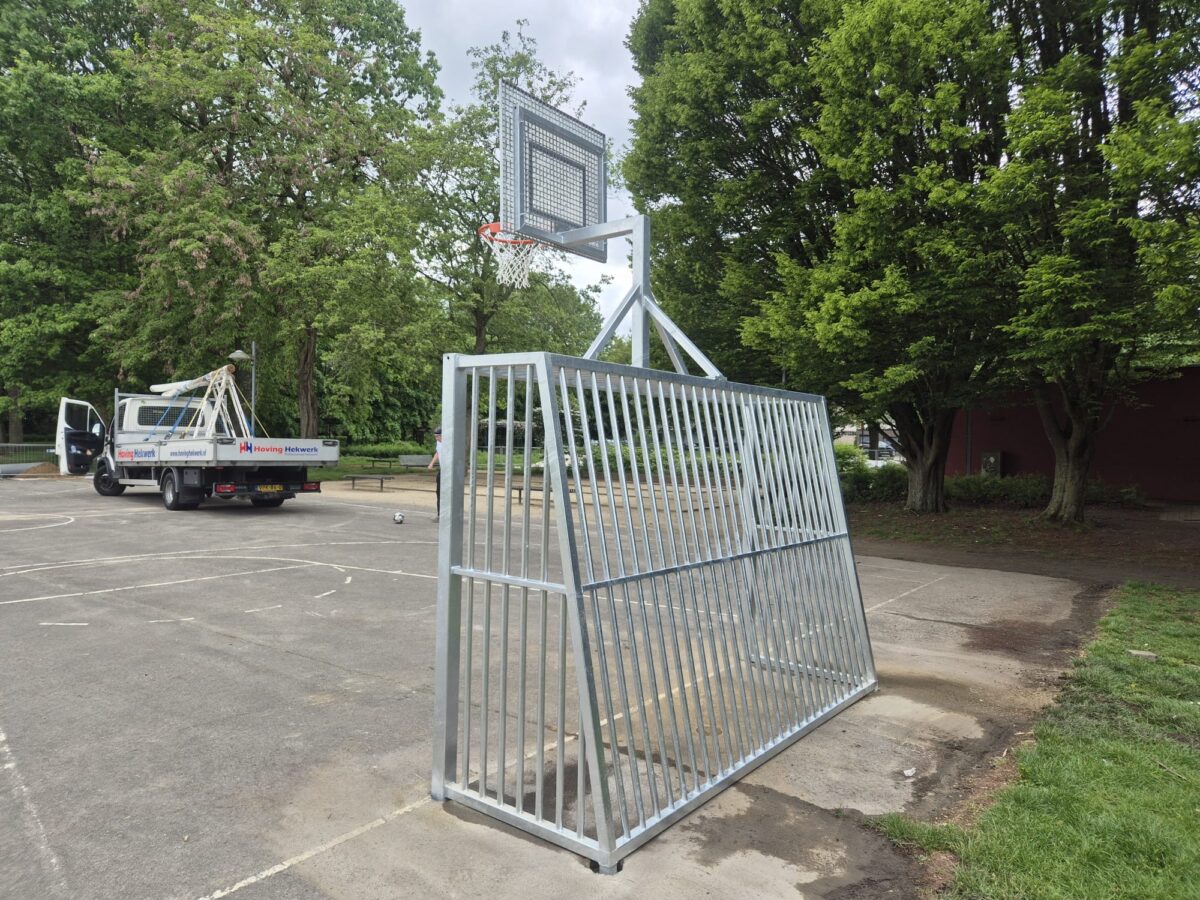 Antivandalisme voetbaldoel met basketbal geplaatst in Edegem 5 Nederlands fabricaat basketbal voetbaldoel geplaatst op schoolplein in Edegem België