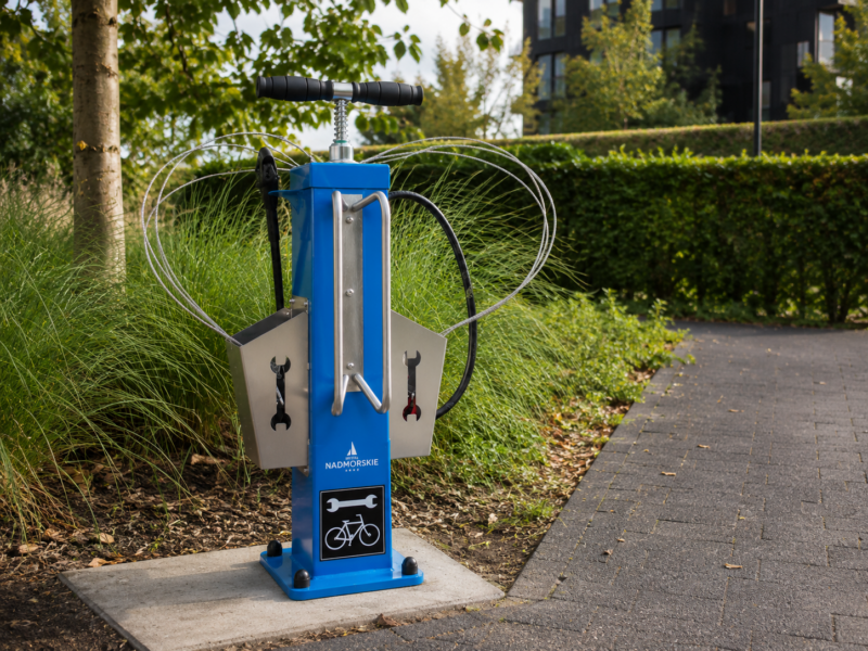 Blauw fietsreparatiestation in openbare buitenruimte voor onderhoud en kleine fietsreparaties