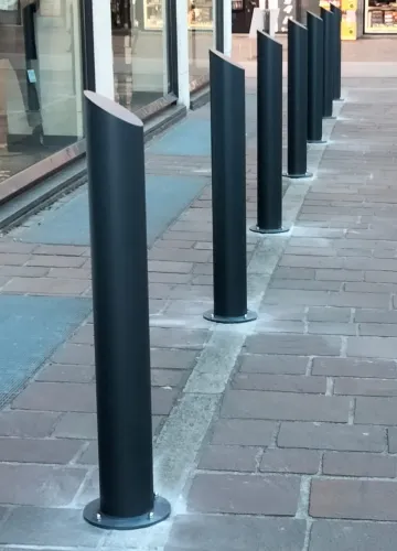 Emirates afzetpaal van staal in winkelstraat