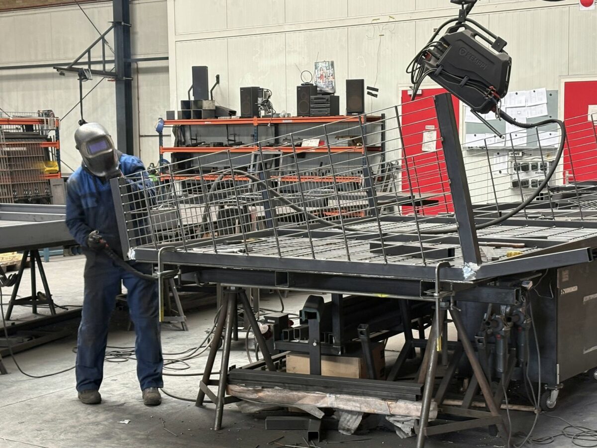 Bedrijfsbezoek in Stadskanaal 1 Lasser bezig met het produceren van antivandalisme voetbaldoelen voor pannakooien