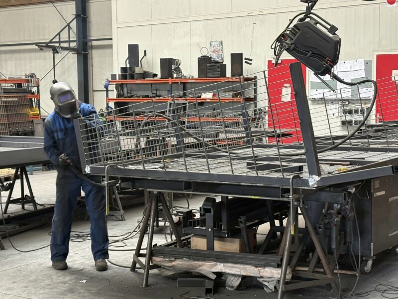 Lasser bezig met het produceren van antivandalisme voetbaldoelen voor pannakooien