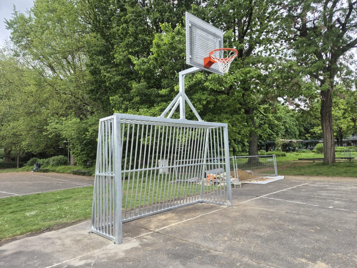 Basketbal op schoolplein of speelplein: afmetingen, basketbalpalen en inrichting 1 Nederlands fabricaat antivandaal voetbaldoel met basketbalbord 3x2m geplaatst in Edegem België