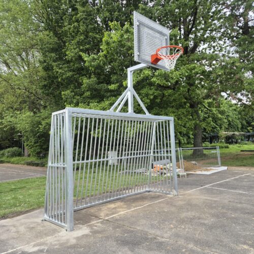 Voetbaldoel basketbalcombinatie VB200 39 Nederlands fabricaat antivandaal voetbaldoel met basketbalbord 3x2m geplaatst in Edegem België