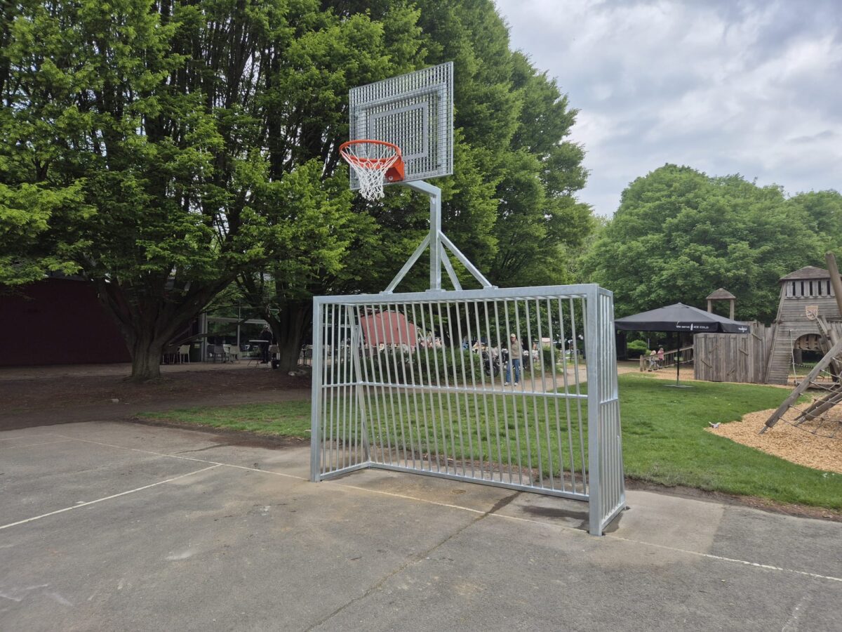 Antivandalisme voetbaldoel met basketbal geplaatst in Edegem 4 Nederlands fabricaat antivandaal voetbaldoel met basketbalbord voor intensief buitengebruik in België