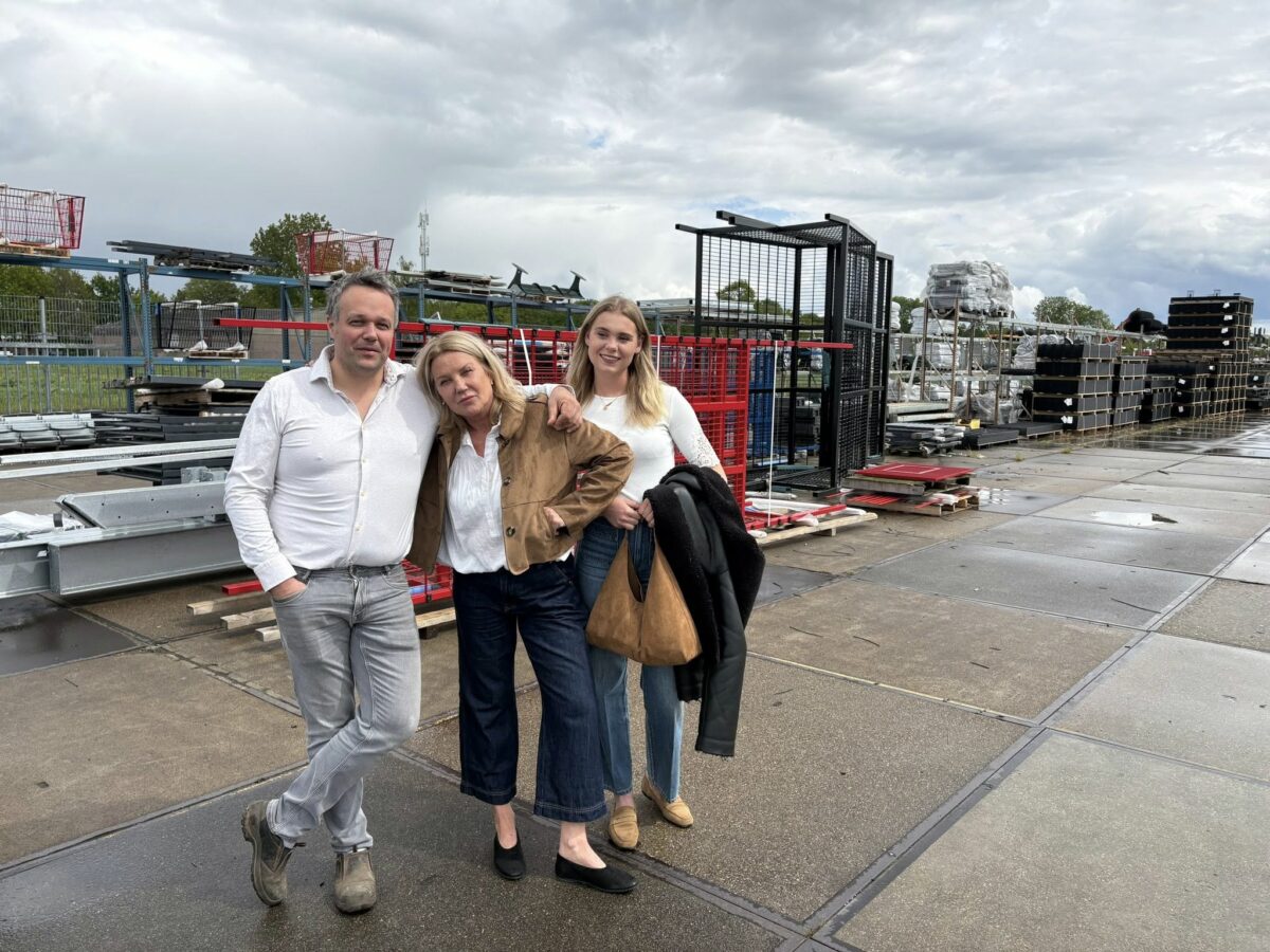 Bedrijfsbezoek in Stadskanaal 3 Don Hoving van Hoving Hekwerk samen met Karin van Dijk en Eva van der Zee tijdens bedrijfsbezoek in Stadskanaal