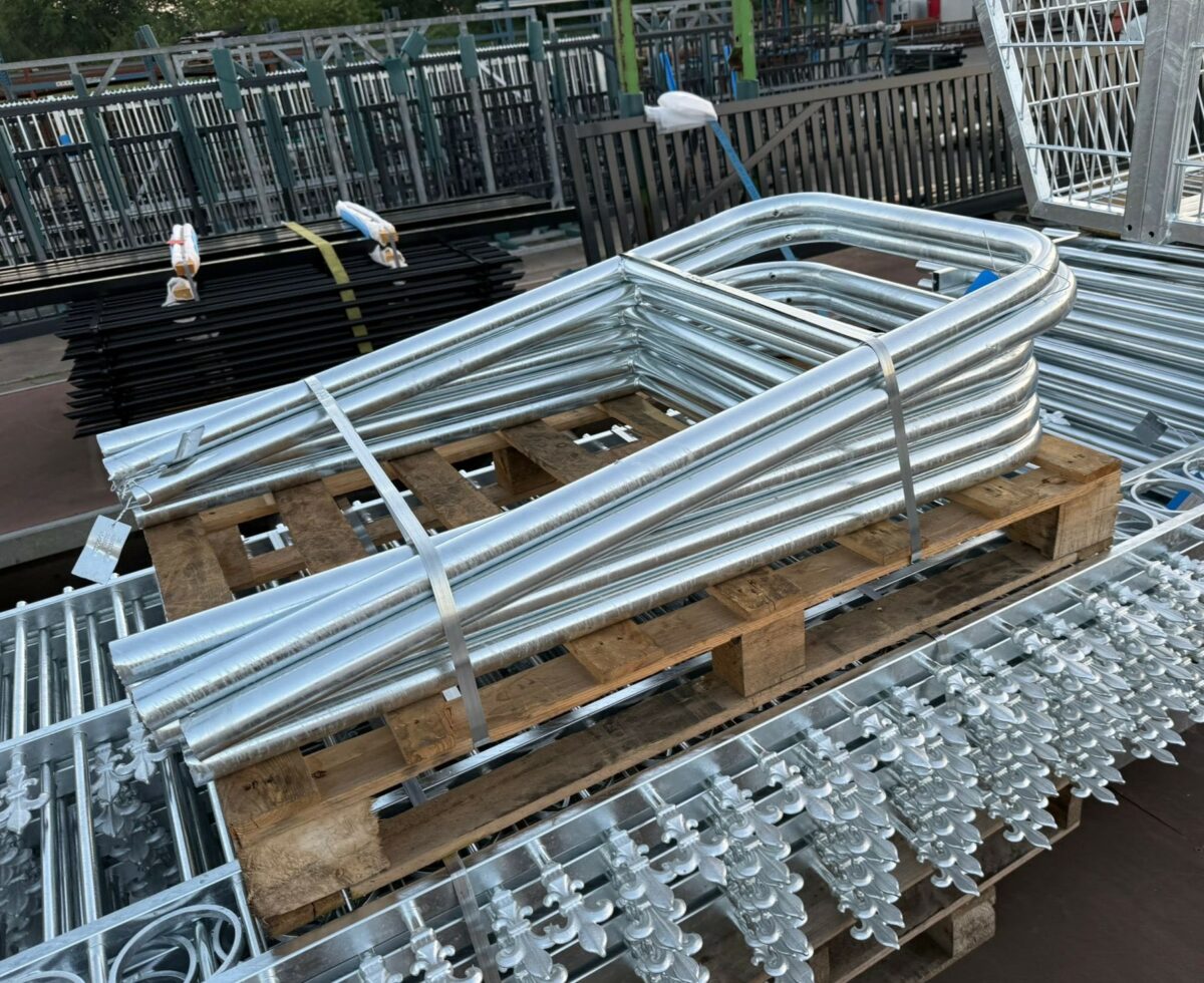 Productie gereed voor montage | SKWshop 5 Thermisch verzinkte fietsnietjes D48 met tussenbuis terug van de verzinkerij en gereed voor montage in de openbare buitenruimte.