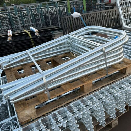 Fietsnietje 48 mm rond 31 Thermisch verzinkte fietsnietjes D48 met tussenbuis terug van de verzinkerij en gereed voor montage in de openbare buitenruimte.