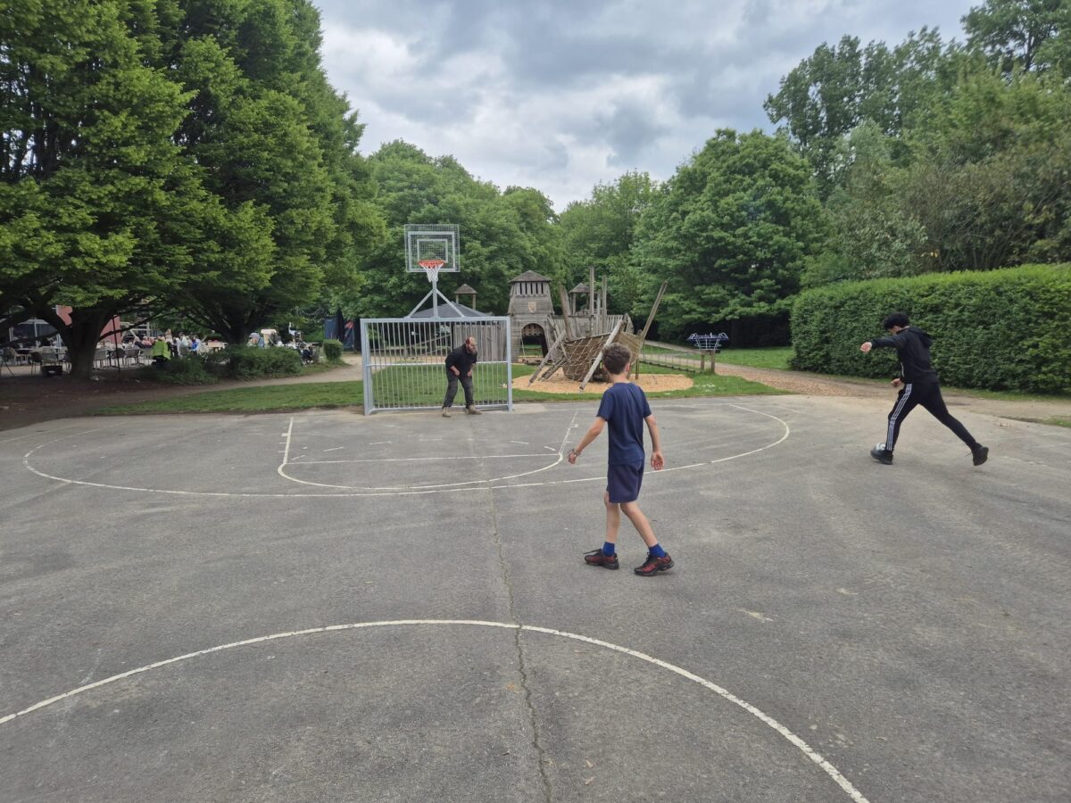 Antivandalisme voetbaldoel met basketbal geplaatst in Edegem 3 Nederlands fabricaat multisport doel met basketbalring voor openbare ruimte in Edegem