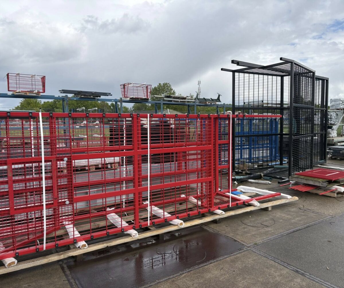 Bedrijfsbezoek in Stadskanaal 2 Antivandalisme voetbaldoelen en voetbaldoel basketbalcombinaties gereed voor montage