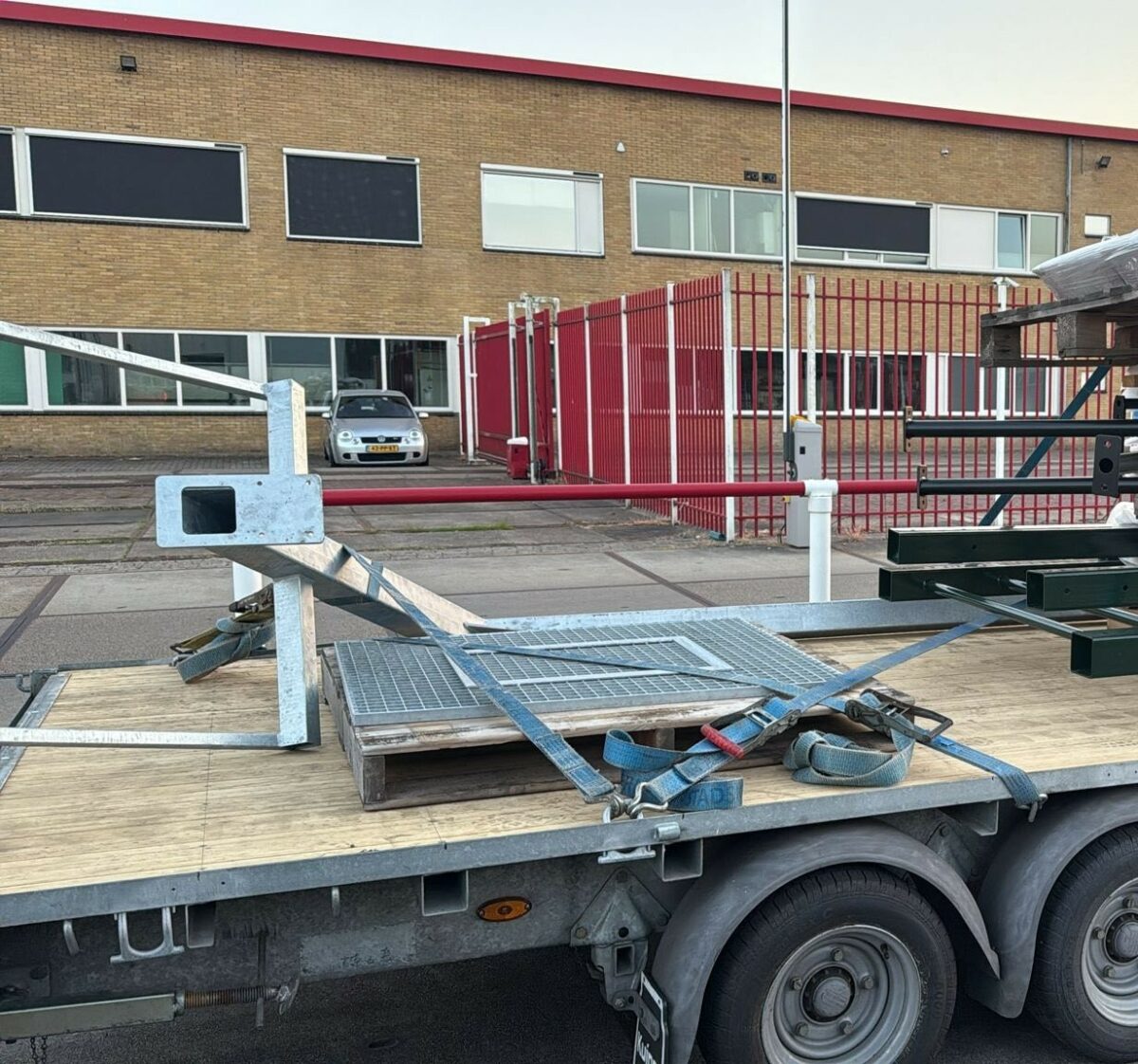Productie gereed voor montage | SKWshop 6 Robuuste basketbalpaal op transportwagen gereed voor levering en montage in de openbare buitenruimte.
