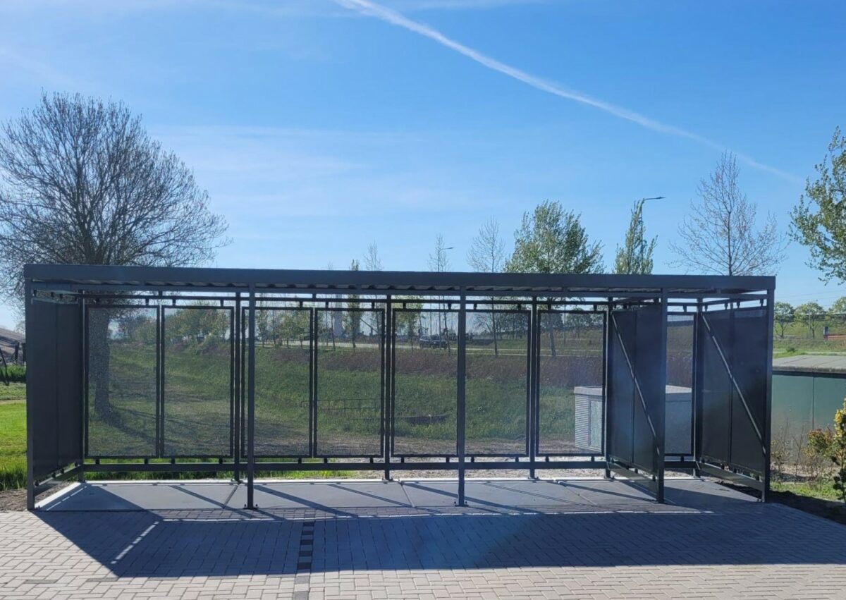 Fietsoverkapping Hagen 8 x 2 m geplaatst bij Indaver Groningen 1 Fietsoverkapping Hagen 8x2m RAL 7009 met tussenschot geplaatst bij Indaver Groningen