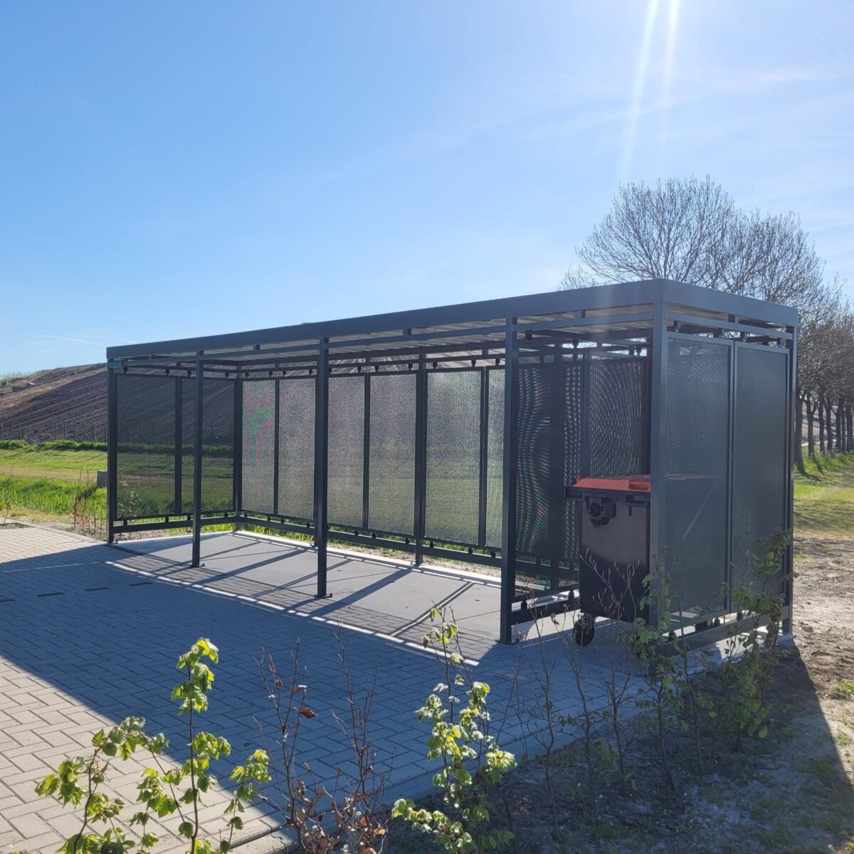 SKWshop houdt 90% van de prijzen gelijk 4 Fietsoverkapping Hagen 8x2m met tussenschot en containeropstelling Indaver Groningen