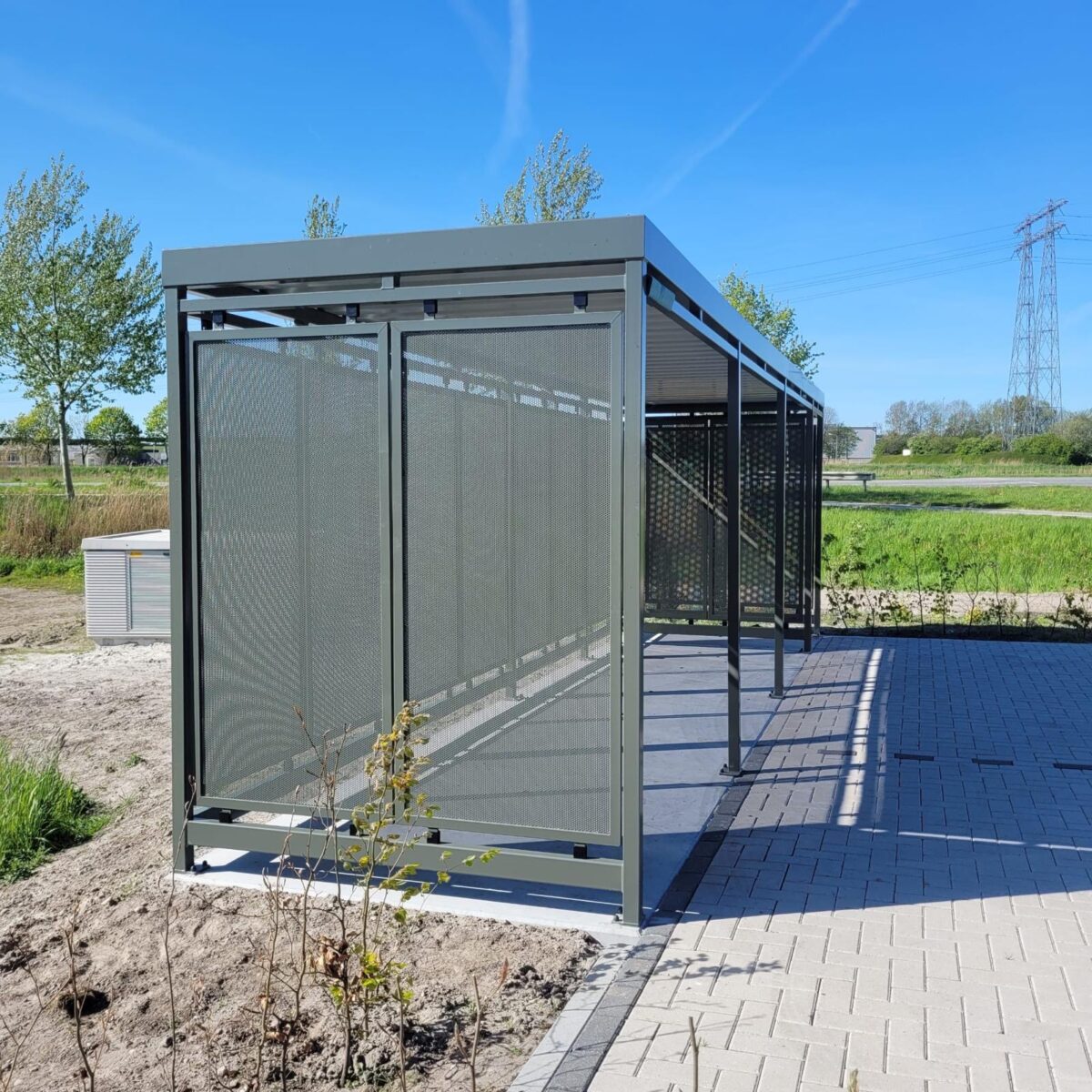 Fietsoverkapping Hagen 8 x 2 m geplaatst bij Indaver Groningen 3 Zijaanzicht fietsoverkapping Hagen met geperforeerde panelen RAL 7009