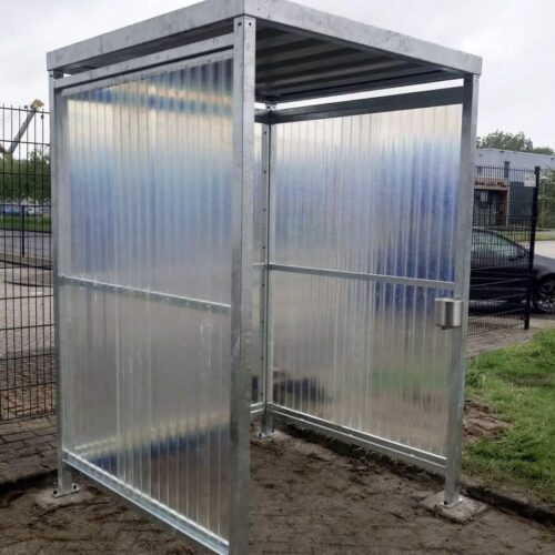 Rookhok - rookabri Perdok 45 Kleine rookoverkapping voor bedrijven en openbare ruimtes model Perdok op poeren gemonteerd in Zoetermeer
