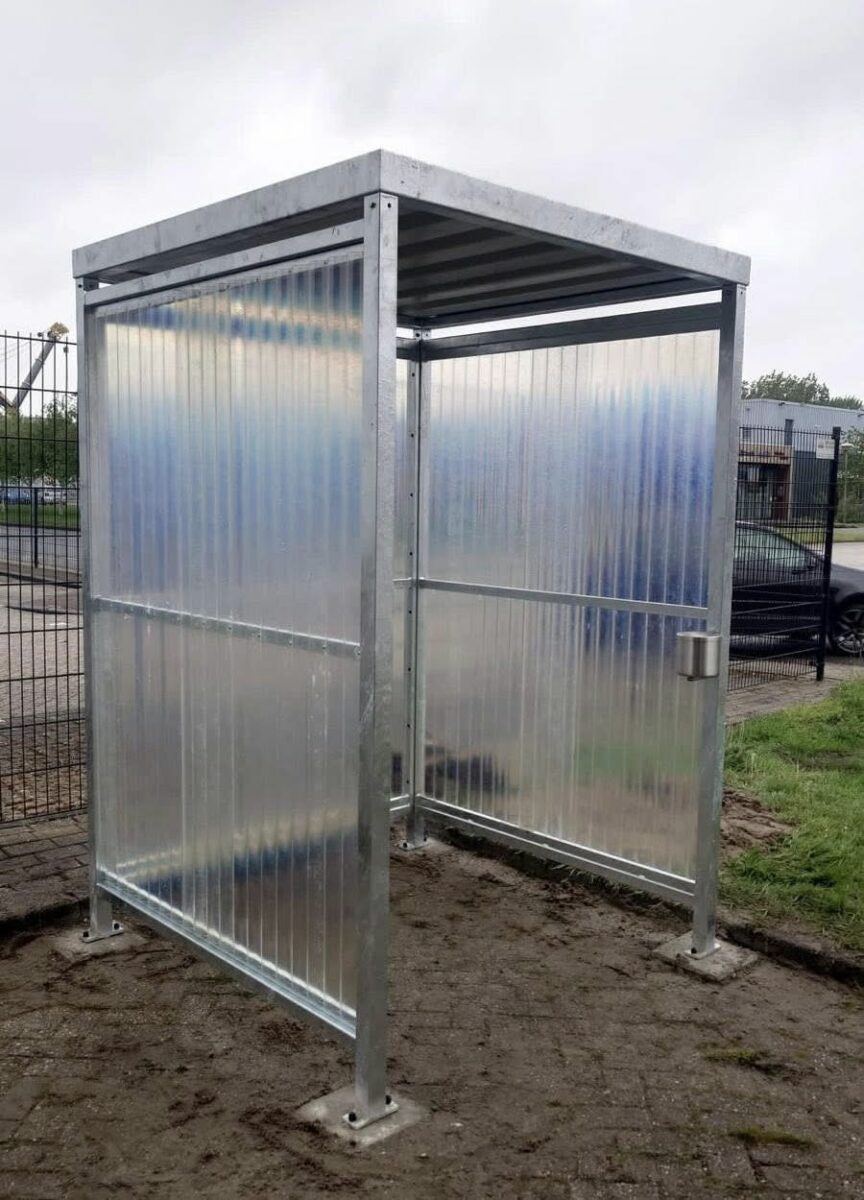 Rookoverkappingen Zoetermeer 3 Kleine rookoverkapping voor bedrijven en openbare ruimtes model Perdok op poeren gemonteerd in Zoetermeer