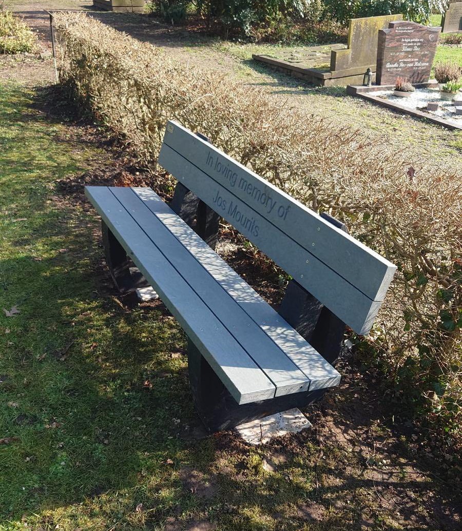 Parkmeubilair in kustgebieden 2 Govaplast kunststof herdenkingsbank Bonn met inscriptie in groenvoorziening